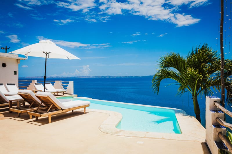 Piscina infinita al atardecer