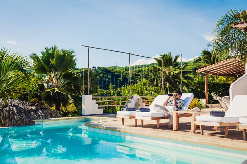 Piscina rodeada de palmeras