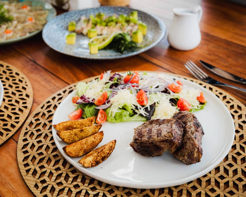 Steak a la parrilla con ensalada y papas