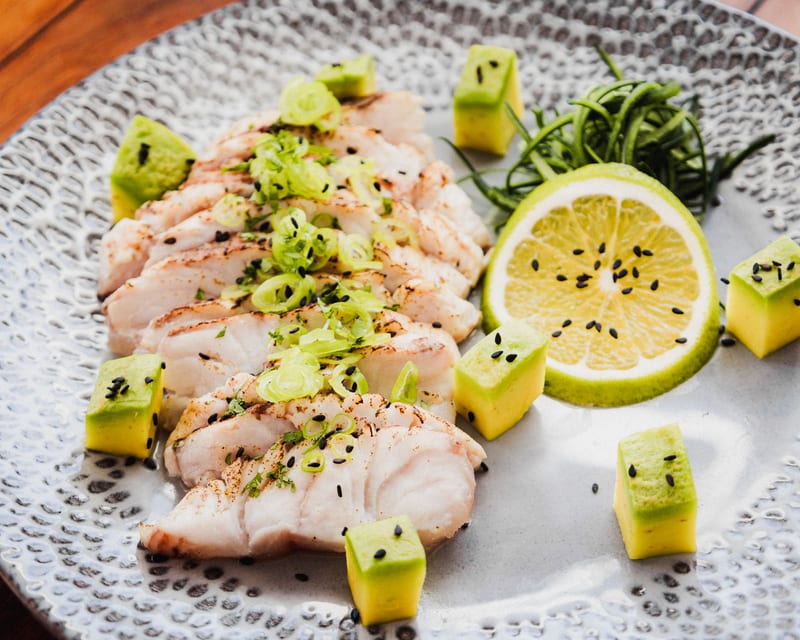 Tiradito de pescado con aguacate y limón