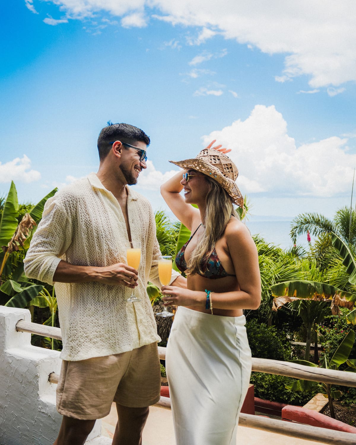 Pareja disfrutando cócteles de bienvenida